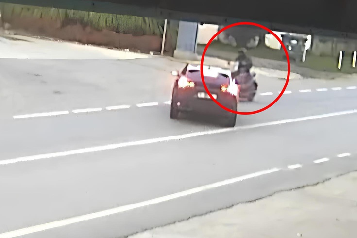 Motosiklet ile otomobilin çarpıştığı kaza kamerada