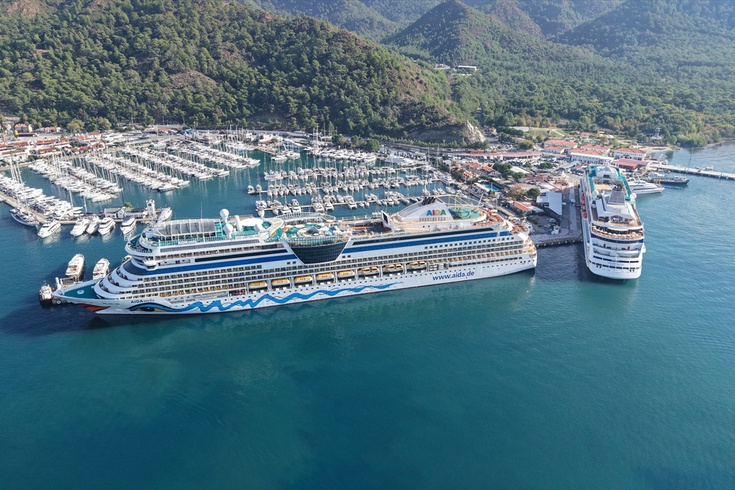 Marmaris'e 2 kruvaziyerle 2 bin 916 turist geldi