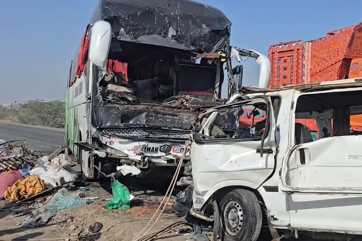 In Pakistan's Balochistan, 12 people died and 22 people were injured in a bus that collided with a minibus.