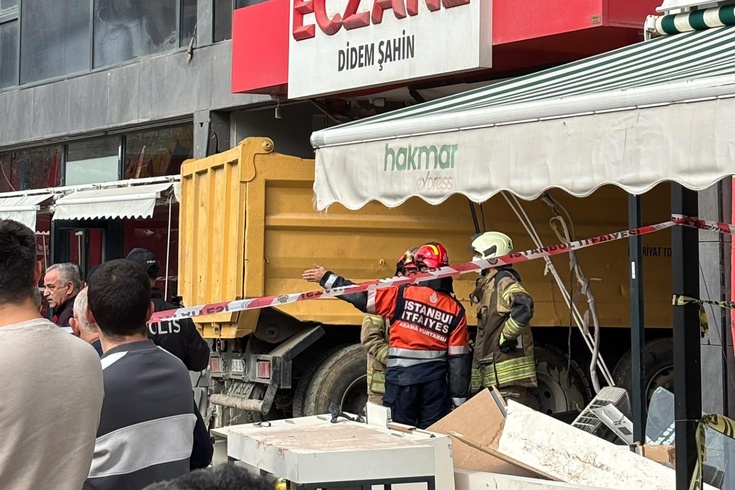 Pendik'te kamyon eczaneye girdi