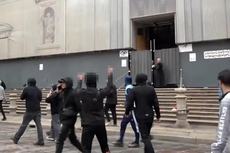 The priest who let tourists into the church made a gesture at the activists!