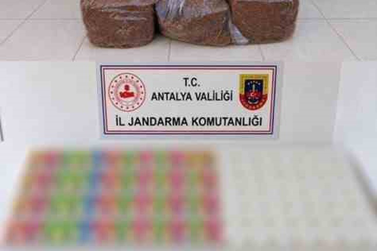 Antalya'da jandarma 408 kilo kaçak tütün ele geçirdi
