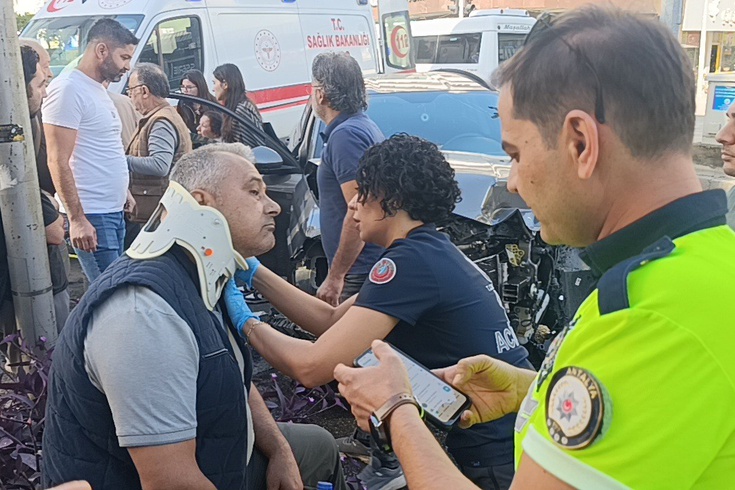 Manavgat'ta Kamyonet Otomobile Çarptı
