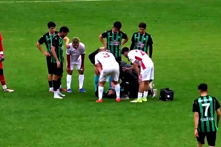 Bartın'da maçın son dakikasında yere yığılan futbolcu kalp krizi geçirdi! 35 yaşındaki Akın Karaaslan anjiyoya alındı