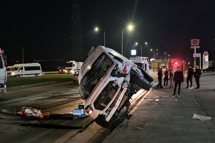 Çorum'da ambulansla otomobil çarpıştı, 3'ü sağlık personeli 6 kişi yaralandı