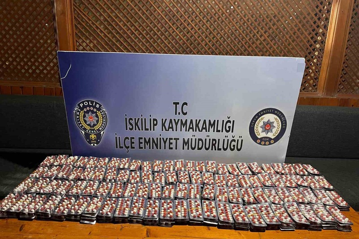 Çorum İskilip'te araçta 5 bin 500 uyuşturucu hap ele geçirildi, 2 şüpheli gözaltında