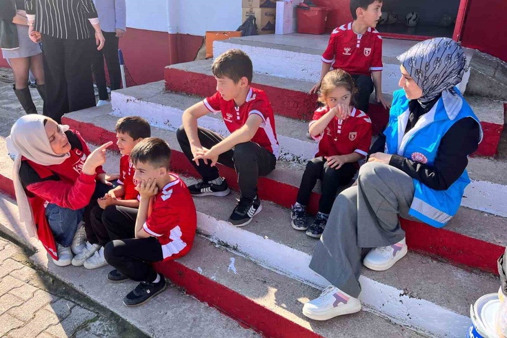Canik'te ilkokul bahçesine pickleball sahası kuruldu