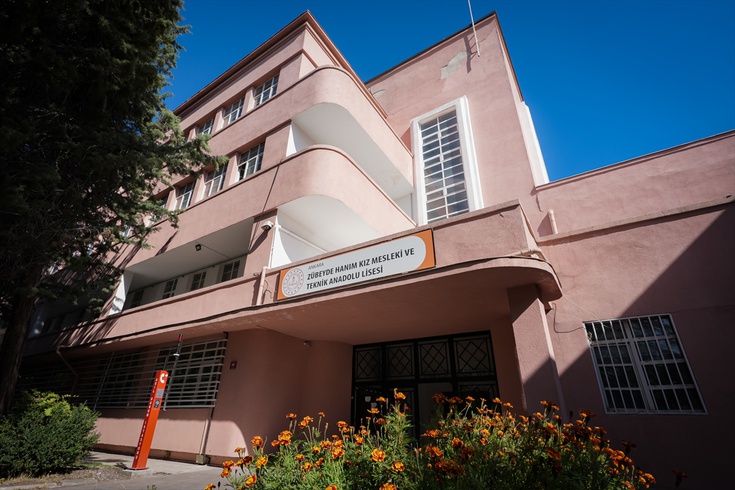 Ankara'daki Zübeyde Hanım Lisesi 7 alanda eğitim veriyor