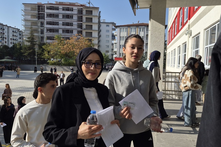 Anne ve kız aynı okulda KPSS heyecanı yaşadı