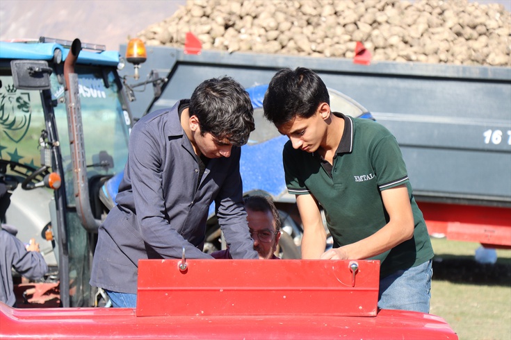 Erzincanlı öğrencilerden çiftçiye ücretsiz traktör bakımı