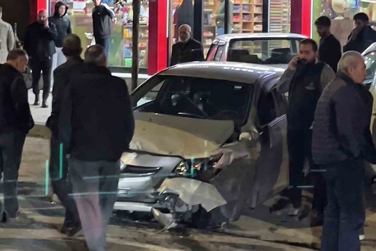 Aziziye'de direksiyon kilidi 3 araca çarptı