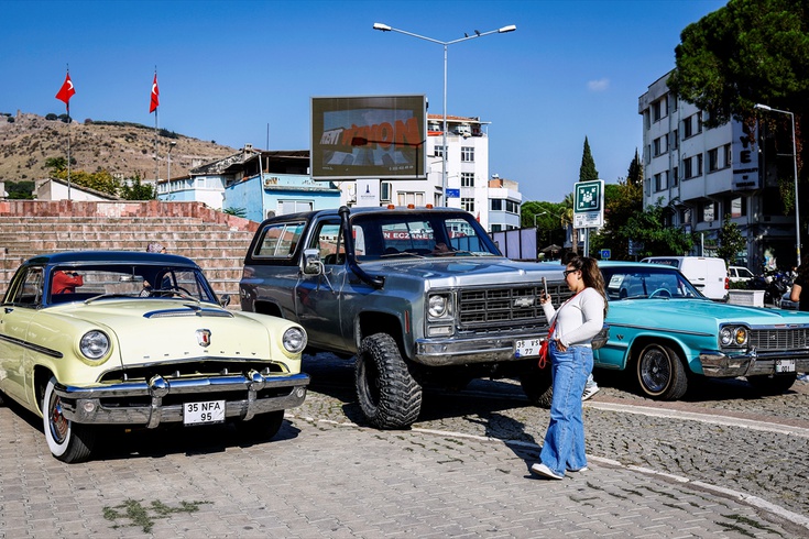 Dikkat çeken haber: İzmir Klasik Otomobilciler Derneği'nin üyeleri klasik araçları Bergama'da sergiledi