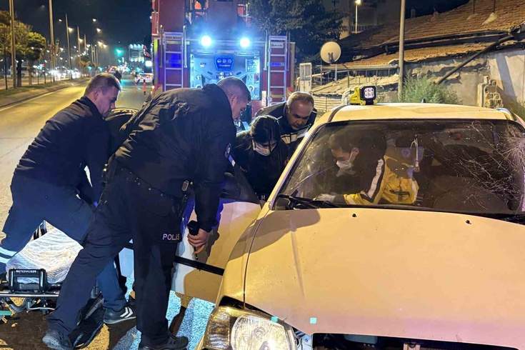 Kayseri'de Otomobil Ağaca Çarptı