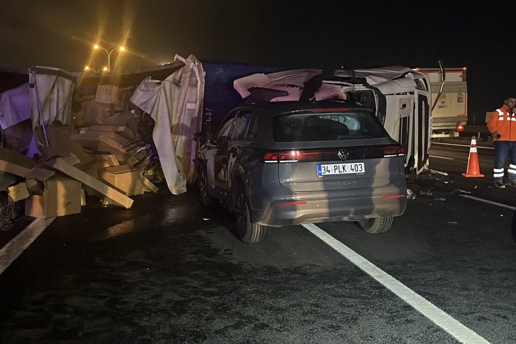 Kocaeli'de TEM Otoyolu'nda karşı şeride geçen TIR otomobile çarptı! Sürücü hayatını kaybetti, 2 yaralı