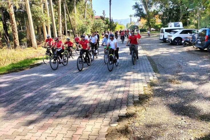 Köyceğiz’de Cumhuriyet turunda üç bisiklet dağıtıldı