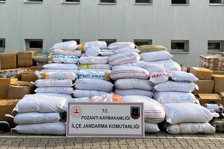Adana'da iki tırda 6 ton kaçak tütün ele geçirildi