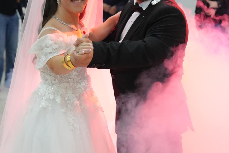 Ezgi and Mert, who have achondroplasia, crowned their 3-year love with a wedding! The groom got up on the table and danced