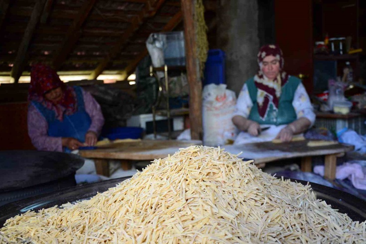 Akseki'de imeceyle kışlık erişte hazırlığı