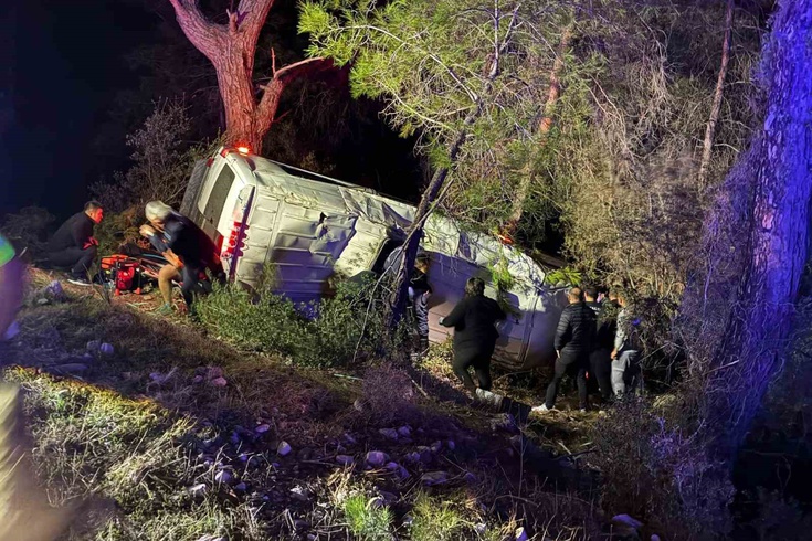 Kumluca'da dağcı taşıyan minibüs devrildi