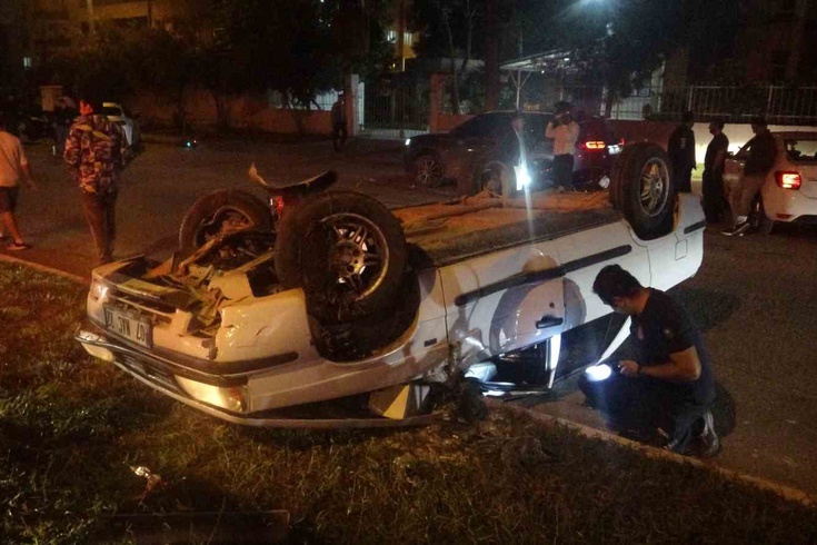 Muratpaşa'da otomobil ters döndü