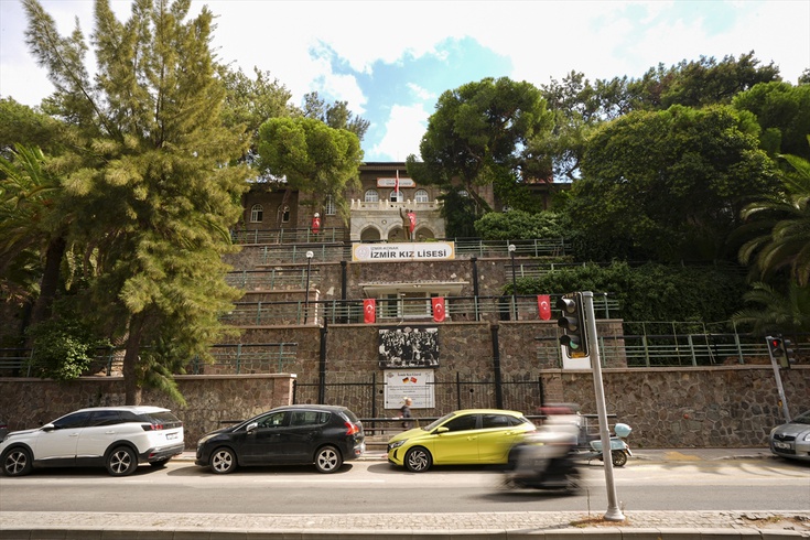 Atatürk'ün ziyaret ettiği İzmir Kız Lisesi