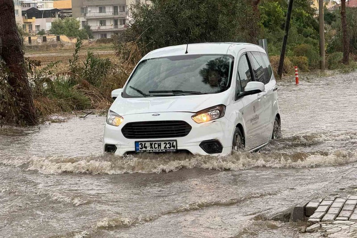 İncirliova'da sağanak su baskınlarına neden oldu