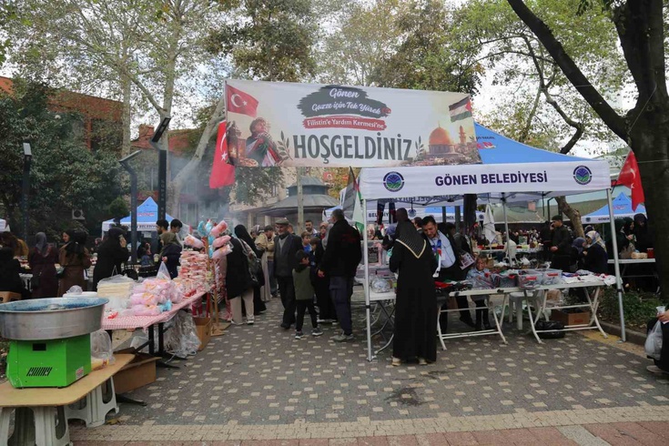Gönen'de Çarşı Camii önünde Gazze'ye yardım