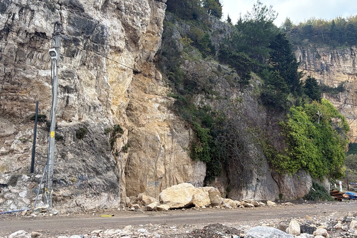 Amasra'da kayalar karavan park alanına düştü