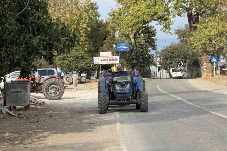 71-year-old Muhuttin Koldaş takes the village children to training with his tractor! He doesn't take a single penny.