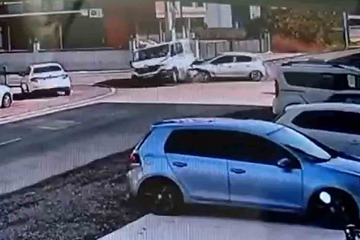 Düzce'de minibüs park halindeki otomobilin üzerine çıktı! Kaza anı kamerada: 3 yaralı