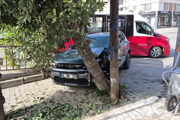 Haber: Eskişehir'de otomobil dolmuşa sürtüp ağaca çarptı