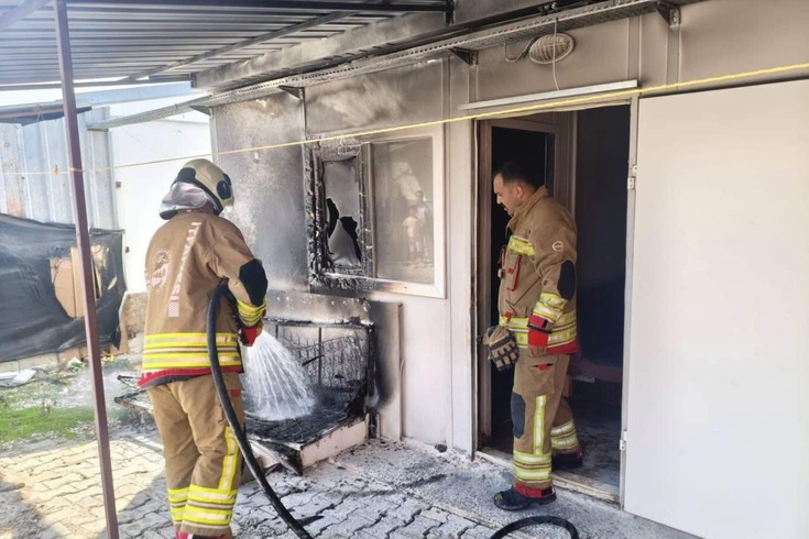 In Hatay, the container home where an earthquake-affected family lived became unusable after catching fire.
