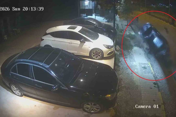 Antakya'da kontrolden çıkan araç park halindeki otomobile çarptı