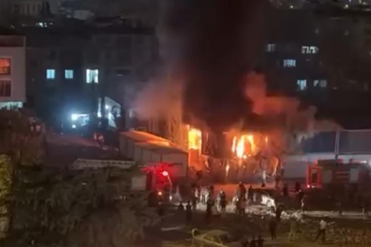 Defne'de konteyner yangını söndürüldü