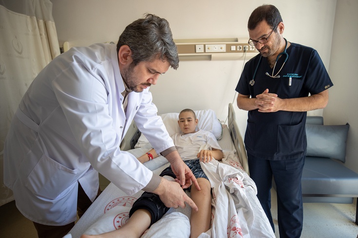 Kırgız çocuk bacağından kurtarıldı