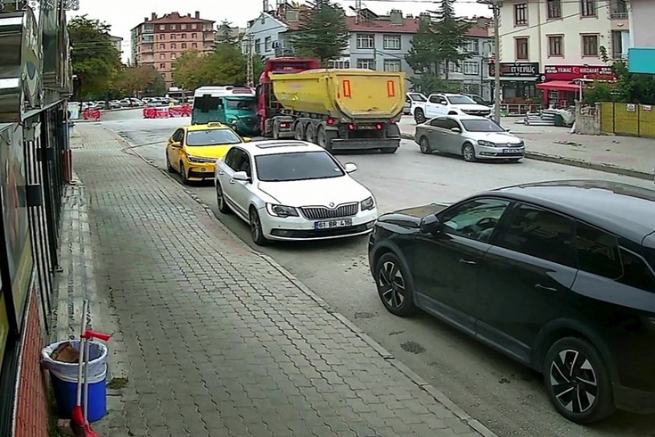 Konya'da Kamyon Minibüse Çarptı: 10 Yaralı