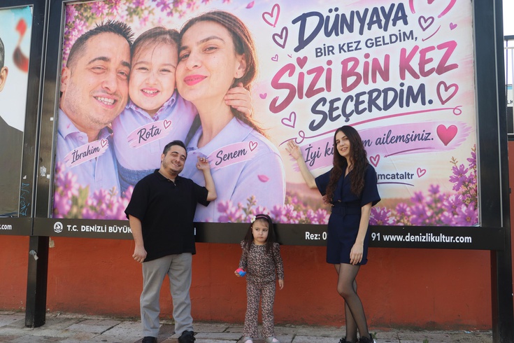 Denizli'de engelli babadan eşine ve kızına billboardlı sürpriz! Fotoğrafları görünce gözyaşlarını tutamadı