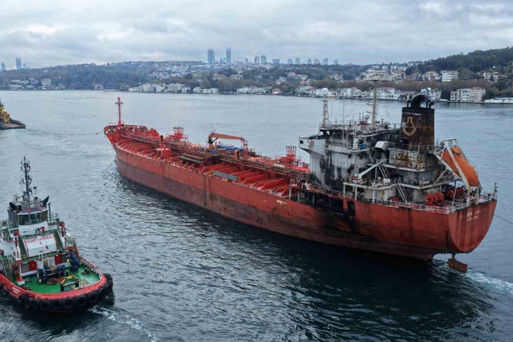 Dronla vurulan tanker İstanbul Boğazı'ndan geçti! Boğaz gemi trafiğine çift yönlü kapatıldı