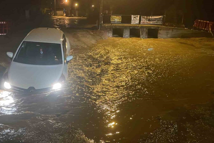 Muğla'da sağanak yolu çökertti! Seyir halindeki otomobil çukura düştü, içindekiler kendi imkanlarıyla çıktı