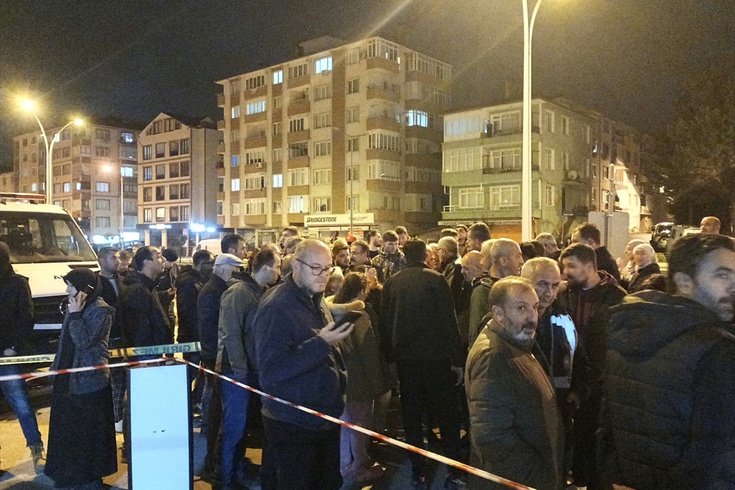 Karamürsel'de 7 katlı apartmanın kolon ve kirişlerinden ses geldi! 33 kişi tahliye edildi