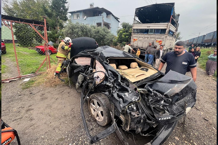Hatay'da yük treni otomobille çarpıştı: 2 yaralı