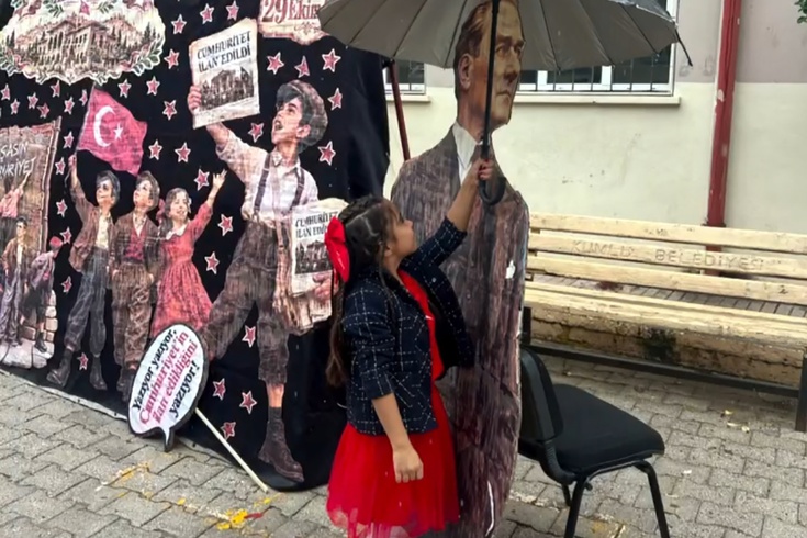 When it started raining at the October 29 ceremony, he protected the Atatürk effigy with his umbrella! The touching moments of the little student in Hatay