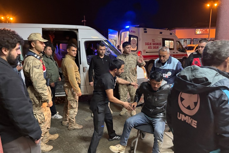 Hakkari'de jandarmadan kaçan göçmen minibüsü dereye yuvarlandı! 12 kişilik araçta 20 yaralı