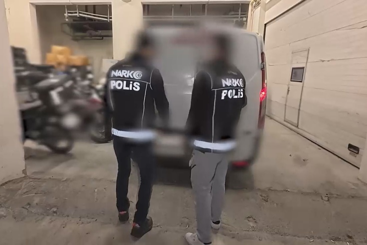 Kanser ilacı taşıdıklarını söylediler! Sultanbeyli'de minibüsten 1 milyon 642 bin sentetik hap çıktı