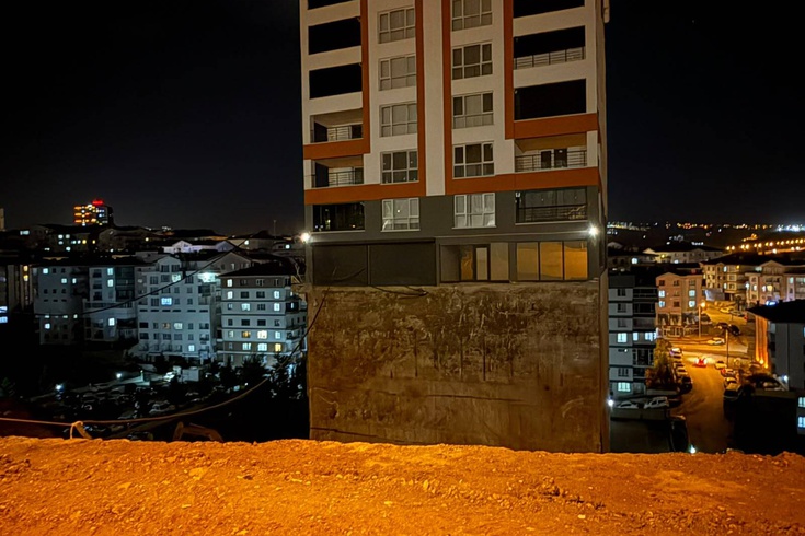 Ankara'da 17 katlı apartmanın istinat duvarı çöktü, temeli açığa çıktı! Bina tahliye edildi