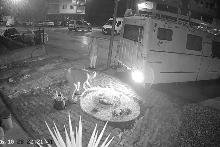 In Bursa, female tenant alleges 4 years of intimidation! Property owner's brother's nighttime actions caught on camera