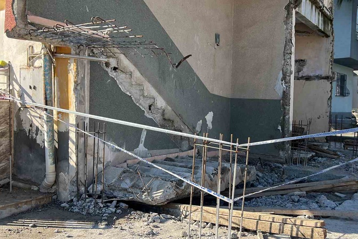 Depremde eşini ve 2 kızını kaybetmişti! Mersin'de çöken merdivenin altında kalan işçi öldü