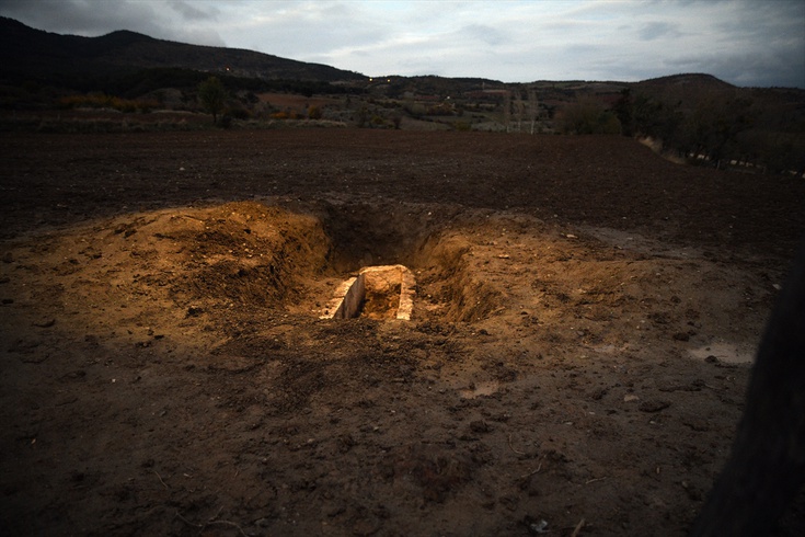 A farmer plowing his field in Kastamonu got his plow caught on a sarcophagus! Bones came out of it.