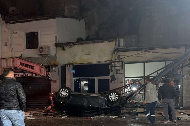 Kayseri'de akıl almaz kaza! Otomobil 50 metrelik kayalıklardan iş yerlerinin üzerine düştü
