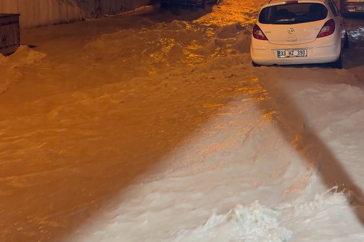 Mersin'de sağanak caddeleri dereye çevirdi! Ev ve iş yerlerini su bastı, sürücüler mahsur kaldı